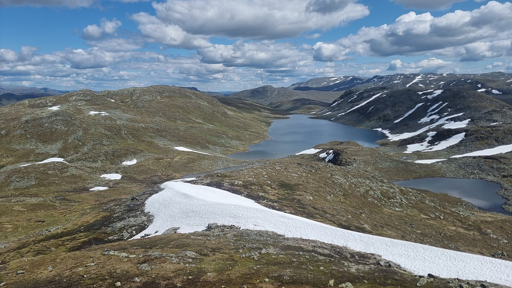 Ned på Djupebottjernet og Dinglenøse til høyre