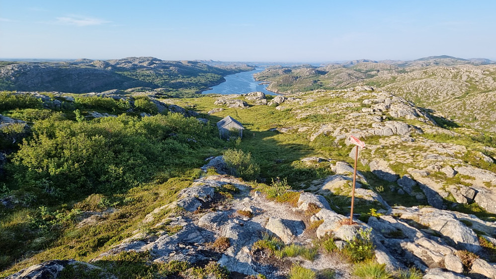 Utsikt ned mot Åksetvågen. Det var en bu her som ble brukt ved høsting av torv her oppe i tidligere tider