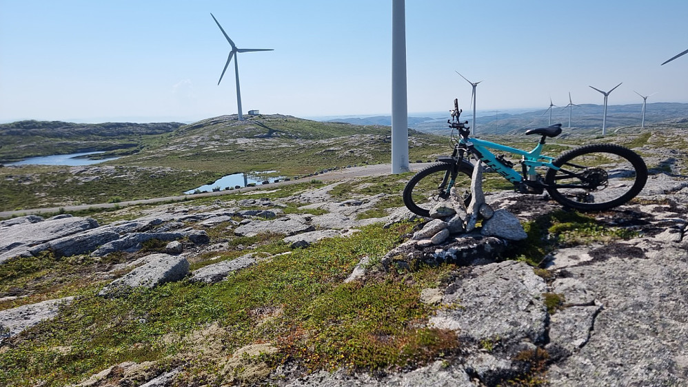 Jeg tok en tur bortom Svartfjellet, som var 2 meter lavere enn Dalafjelletr vest, som er i bakgrunnen på bildet