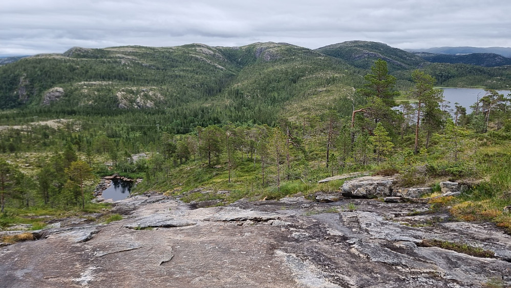 Tilbakeblikk litt oppe i fjellsiden