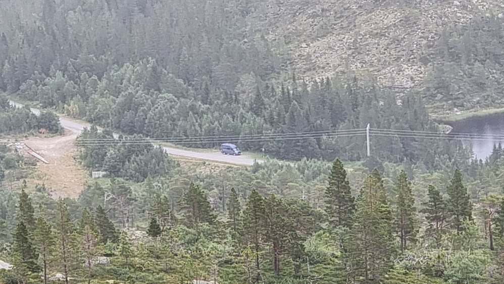 På tur ned zoomet jeg inn på bilen ved start