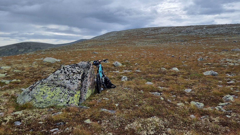 Jeg satte igjen sykkelen i skaret mellom turens 2 første topper og tok beina fatt videre.