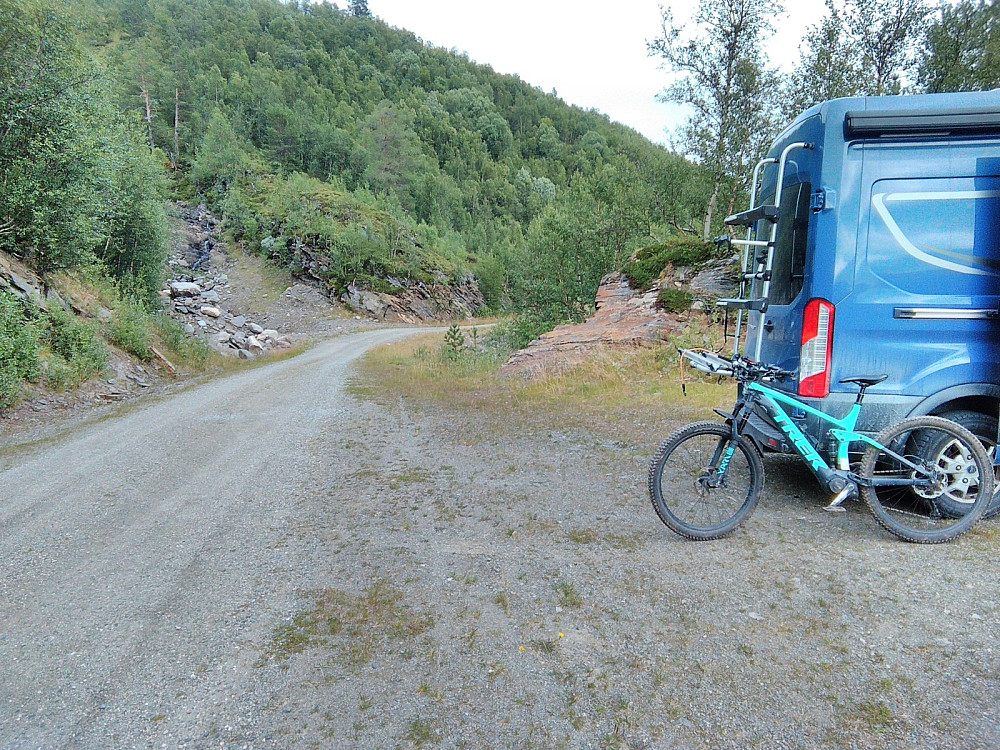 Turstart ved parkeringsplassen 500 meter nedenfor demningen