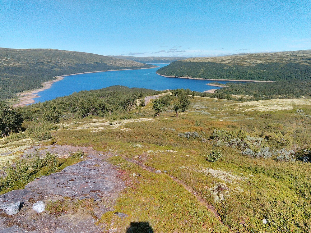 Tilbakeblikk litt oppe i fjellsiden