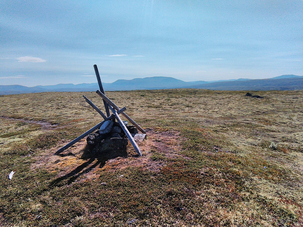 Markering på toppen. Høg-Gia i bakgrunnen