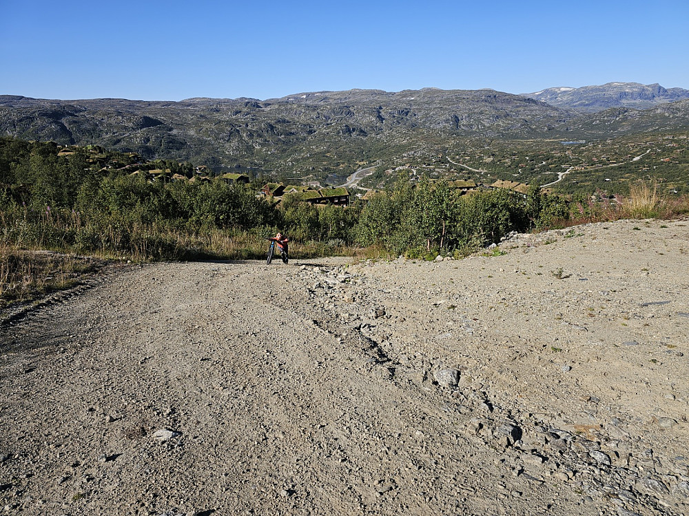 Det bar opp en bratt service vei i alpinanlegget, og JHA fikk stopp et par steder, og måtte da trille sykkelen opp til flatere partier for å komme i gang igjen