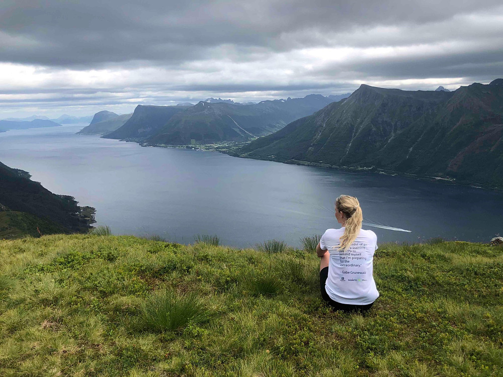 Natasha nyter utsikten over Vartdalsfjorden fra toppen av Kongsvollen