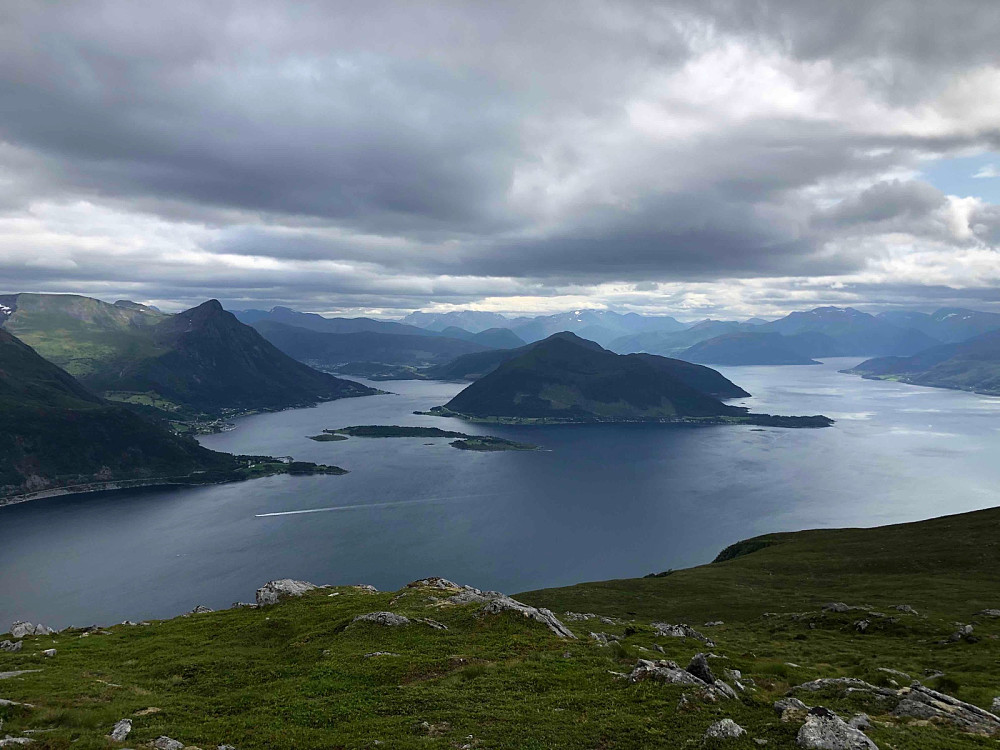 Utsikt fra Blåtind i retning Ørsta og Volda. Lidaveten sentralt i bildet
