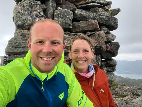 Fornøyde i le bak varden på toppen