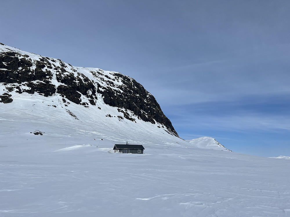 Den koselige hytten på sørøstsiden av Nedre Vikadalsvatnet i Valdresdalen.