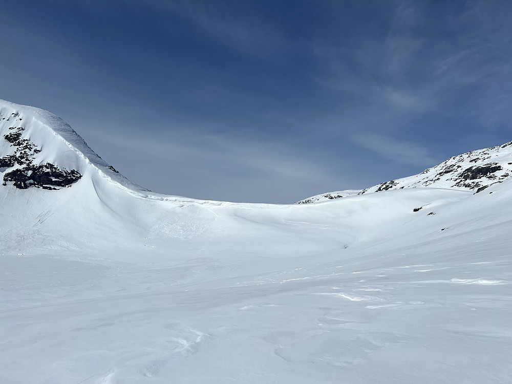 Skaret nord for Fossdalsgrunntjørni. I år var det ikke mulig å gå opp her grunnet en stor skavel som hang over kanten langs hele skaret. Kom meg greit forbi dette partiet ved å holde mot høyre.