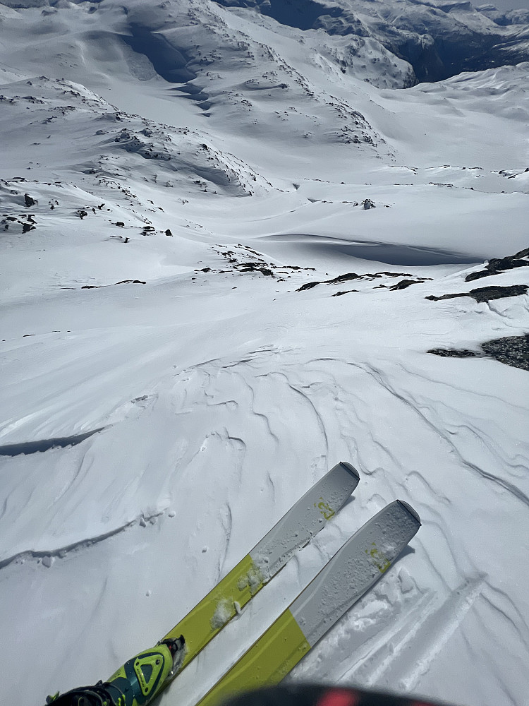 På vei opp mot Rjupeskareggen. Det avlange snørike partiet til høyre på bildet er deler av ruten min ned fra toppen. Fantastisk nedkjøring