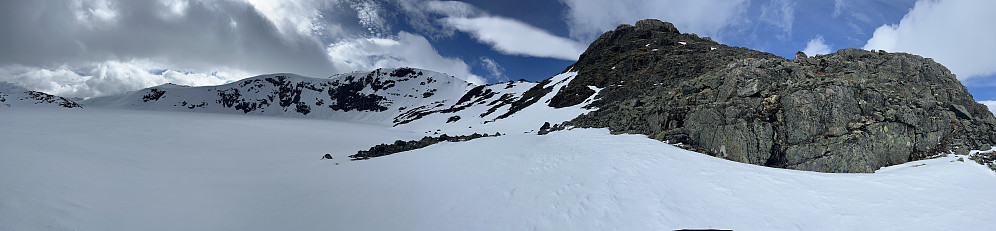Panorama av Berdalseken fra østsiden av Ljotetjørn