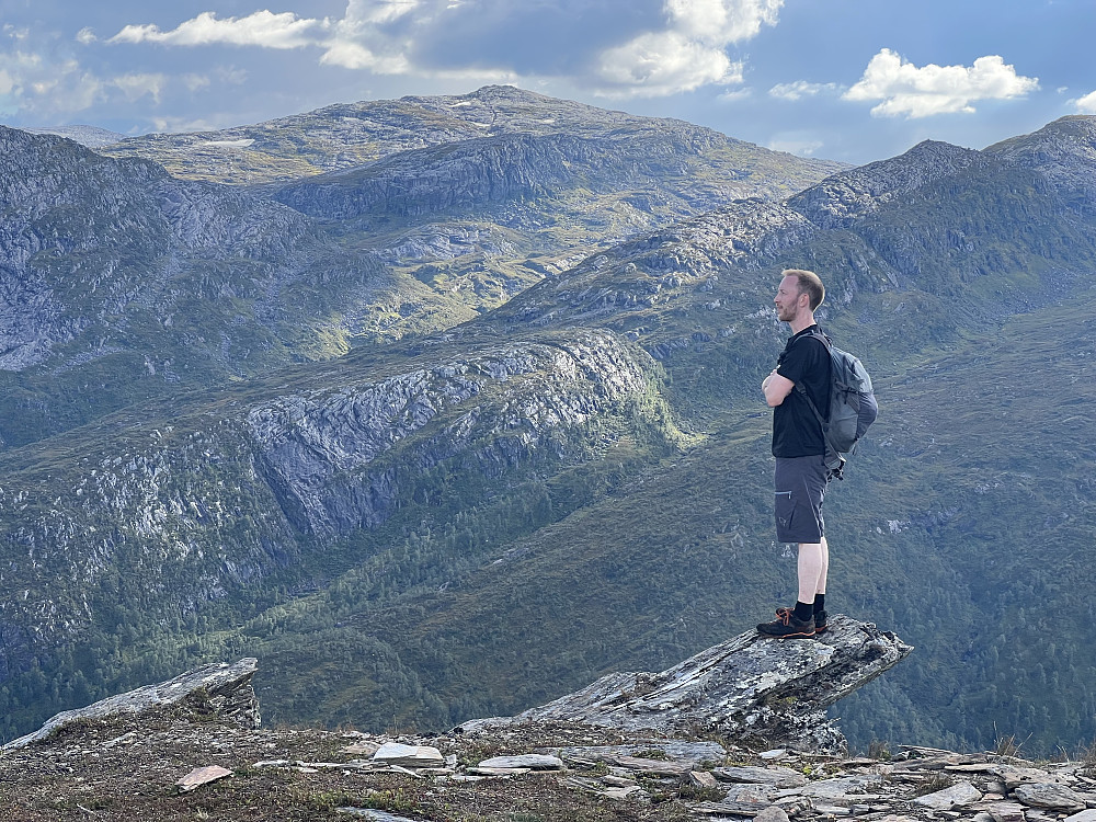Harald på Bjørgaknausen med Bergsbukken som ruver majestetisk i bakgrunnen
