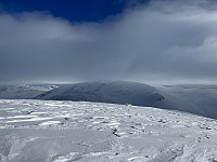 Kaldanuten i tåke, sett fra Vardafjellet