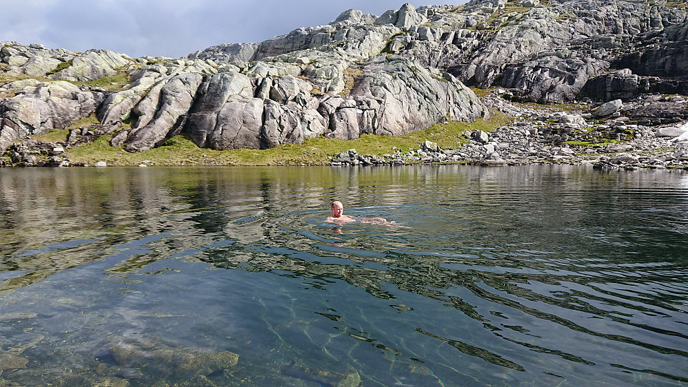 Et deilig bad i vannet ved Osskardet