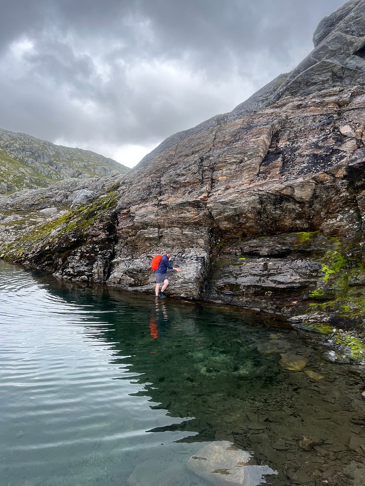 Harald i traversen inntil fjellveggen for å komme oss rundt Vetlegoggen