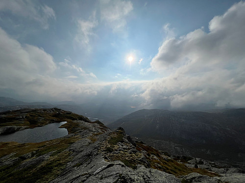 Tåkedis som kommer inn fra vest på toppen av Austrefjellet