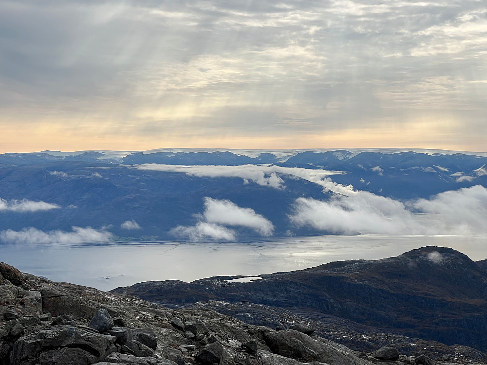 Utsikt over Hardangerfjorden med Folgefonna bak