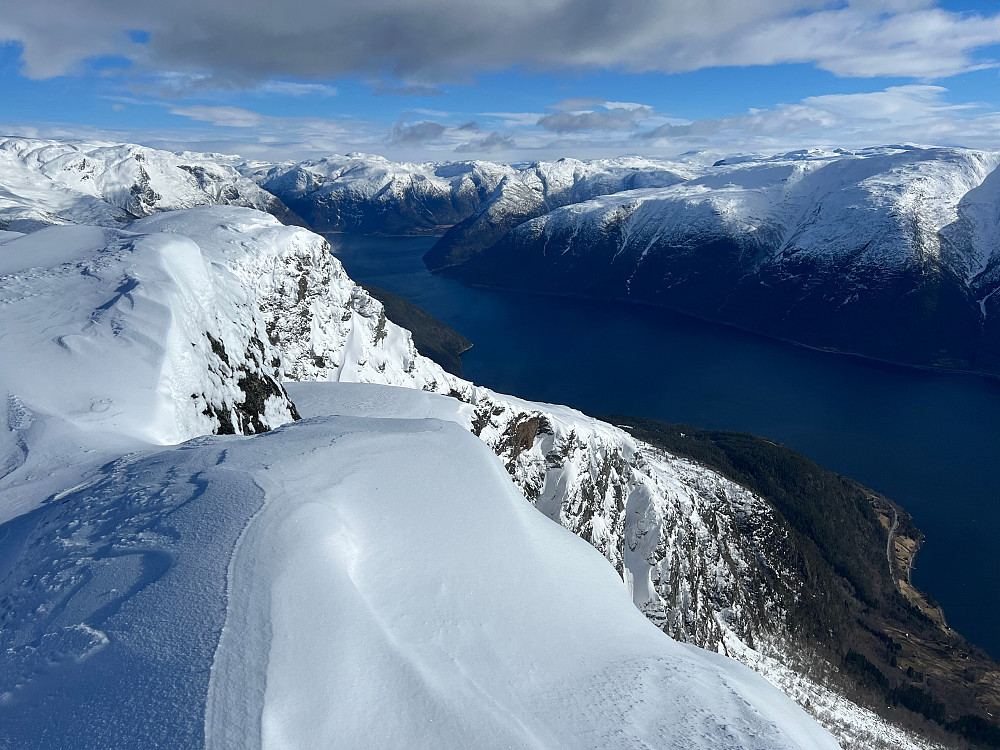 Utsikt innover Eidfjorden fra toppen av Midtfjell