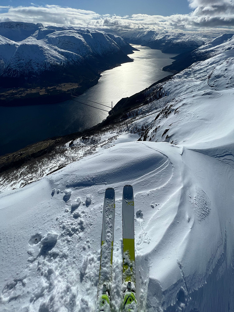 På toppen av Midtfjell med utsikt over Hardangerfjorden