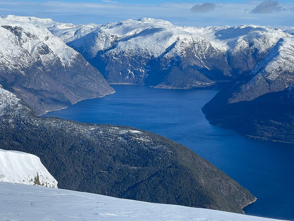 Utsikt fra Grimsnuten innover Eidfjorden