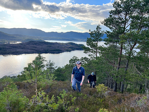 Harald ankommer toppen av Storhaugen på Seløy og har med det besteget alle fjell i Tysnes kommune