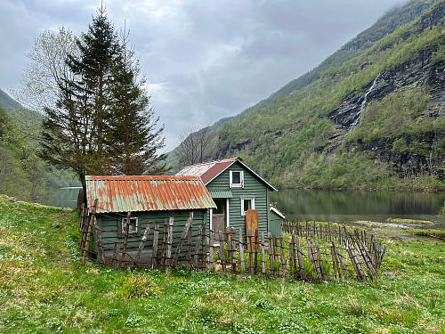 Et av husene ved den gamle seteren i Kikedalen. Dette er nok et nyere bygg og i dag er dette en fritidsbolig som er i bruk.