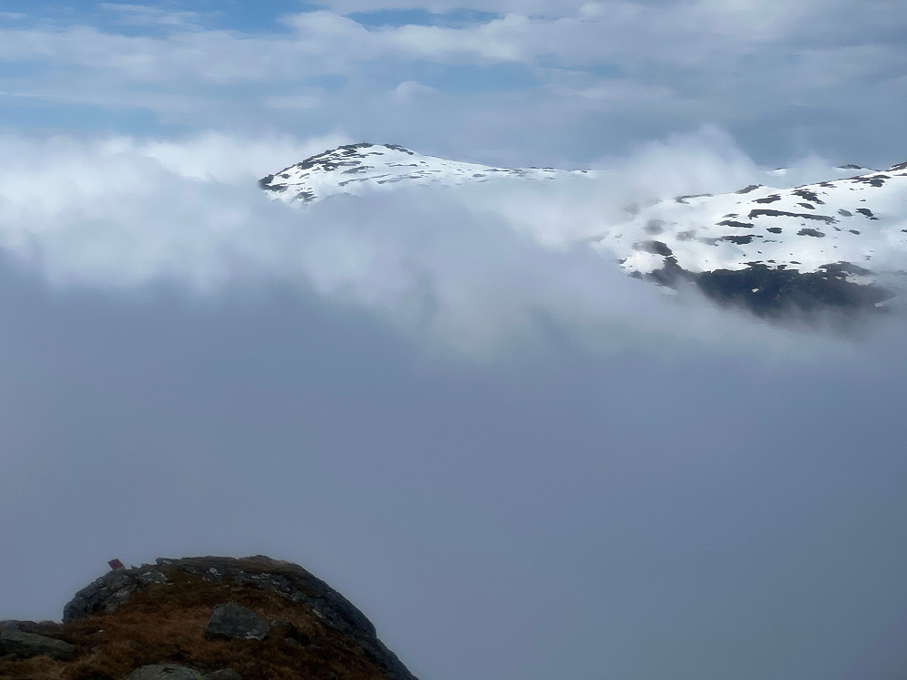 Kjerringafjell og Ottanosa stikker opp fra skyene på andre siden av dalen