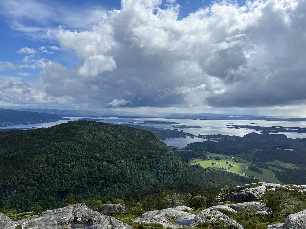 Utsikt fra toppen av Snaufjellet. Hatten til venstre
