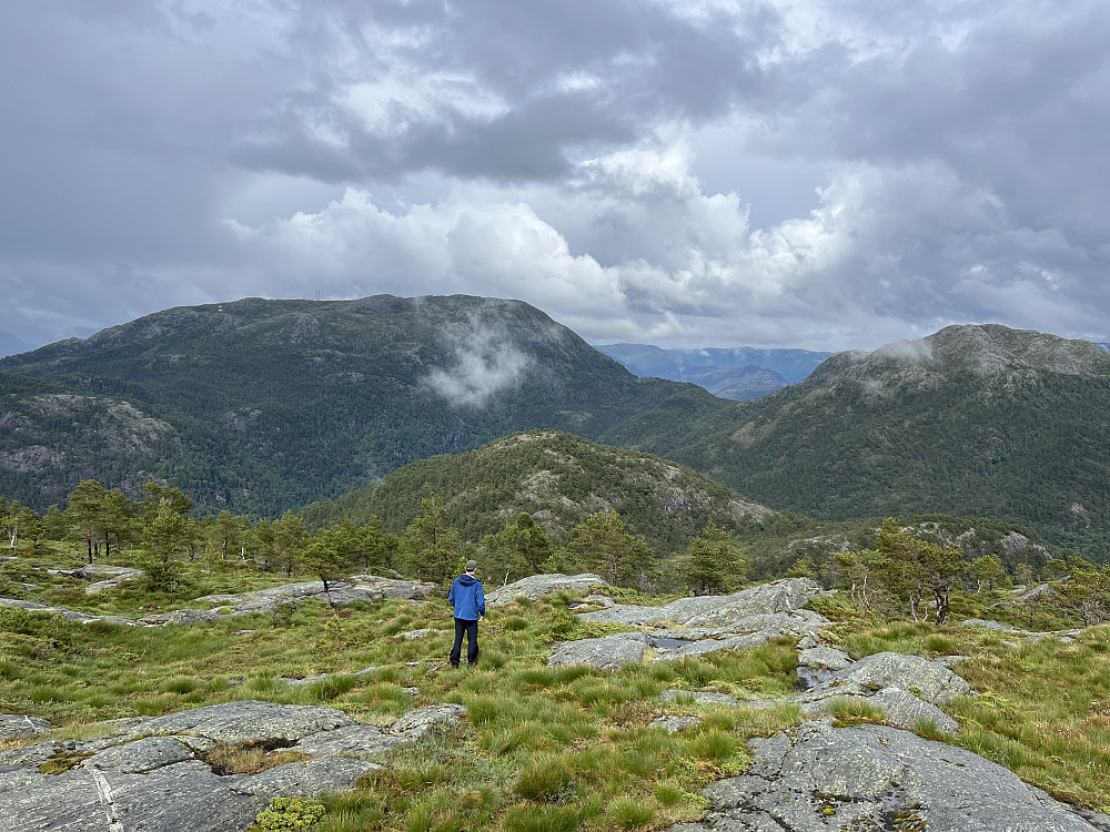 På vei ned mot Breidskardet og Dalsfjellet fra Snaufjellet. Dalsfjellet synes nede i midten av bildet