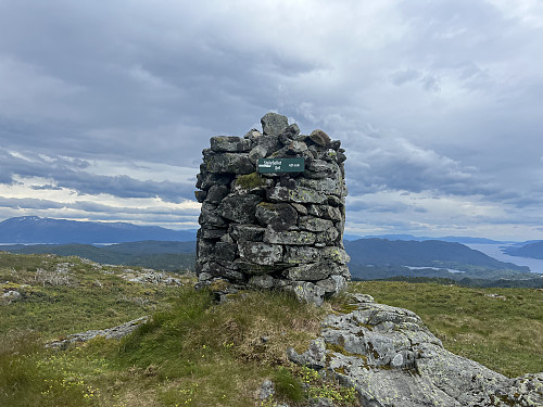 Varden på Stølafjellet. Stien går ikke lenger enn hit