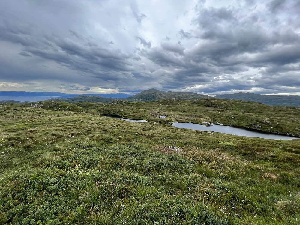 Åpent og fint landskap langs toppryggen på Singelstadfjellet