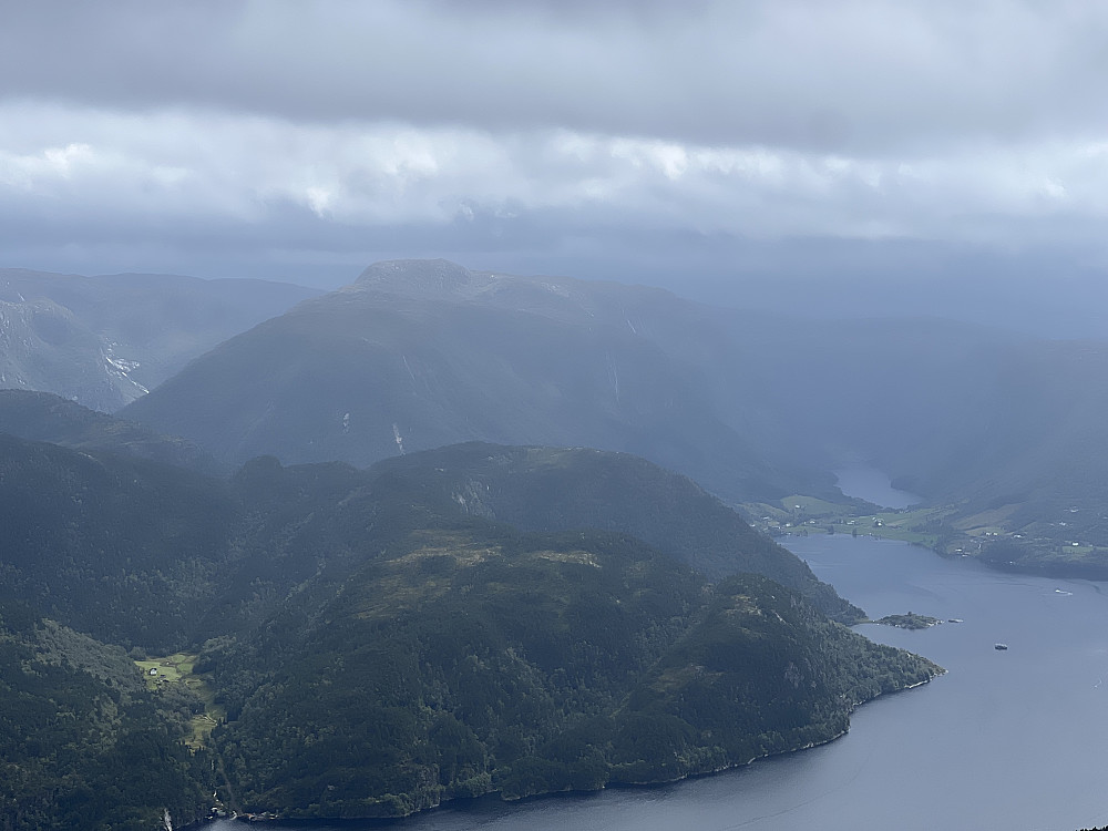 Ådneburen og deler av Andvik, Storevatnet og Andvikedalen, sett fra toppen av Vardefjellet