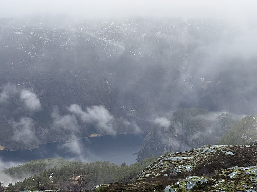 Utsikt ned mot Trollkona og Bolstadfjorden