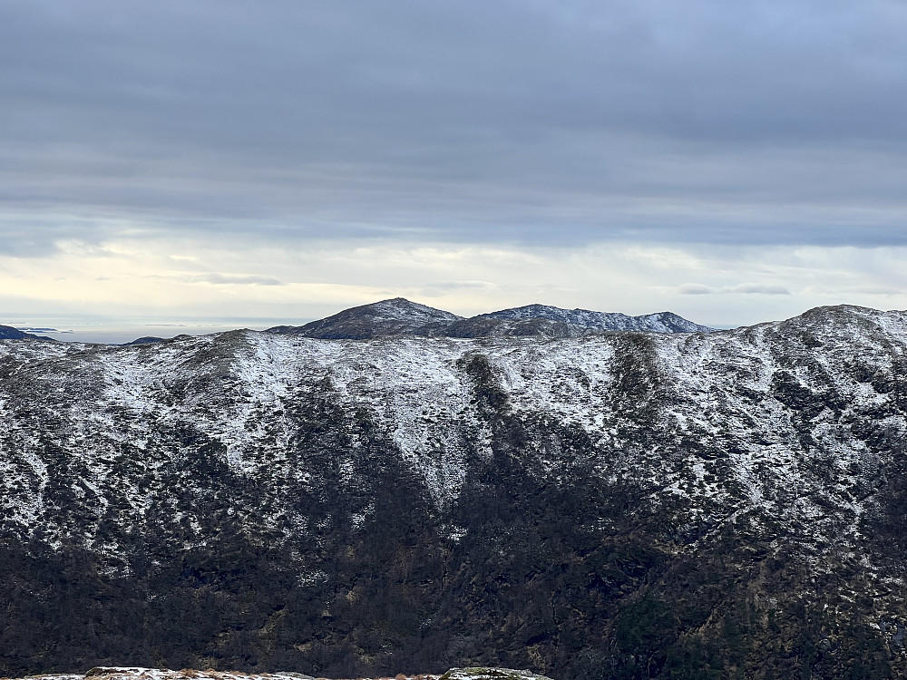 Storenova bak i sentrum av bildet. Gullbrekkefjellet til høyre i forgrunnen. Et kupert område