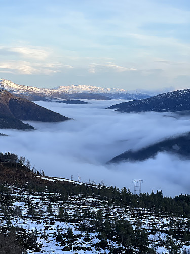 Dalen mot Voss er tåkelagt. Toppene på Raundalsryggen i bakgrunnen