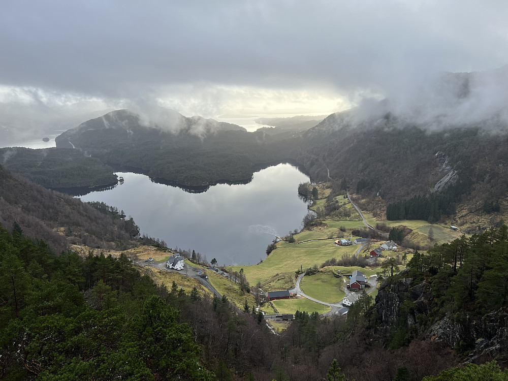 Molland og Mollandsvatnet sett fra utsiktspunktet