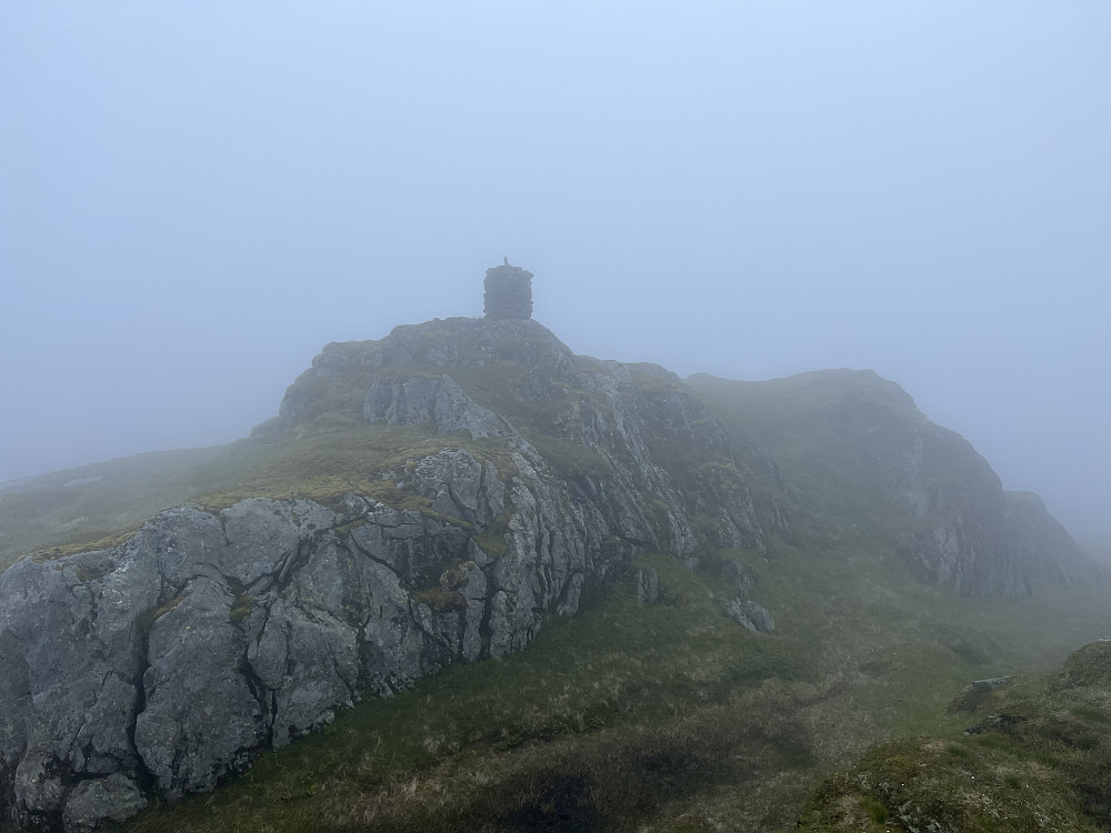 Toppvarden på Båtevassfjellet dukker opp i tåkehavet. Et gledelig syn