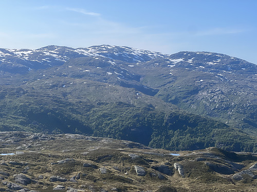 Utsikt mot Skjerjavasshovden (i midten) og noen av toppene jeg var på tidligere i dag. Sett fra toppen av Loneggi