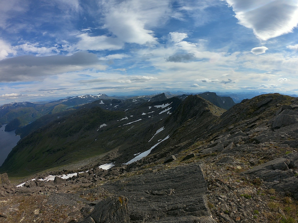 Indre Tysfjord. Bjørntoppen skimtes i bakgrunnen.