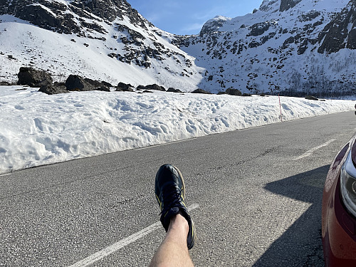 Vel nede ved bilen i stekende sol