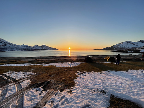 Kveldssola fra teltplassen