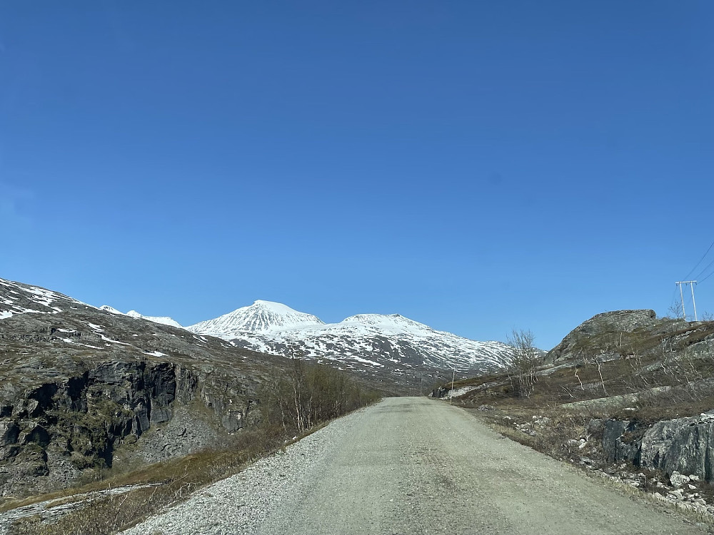 Storsteinsfjellet sett fra bilen på tur oppover Norddalen