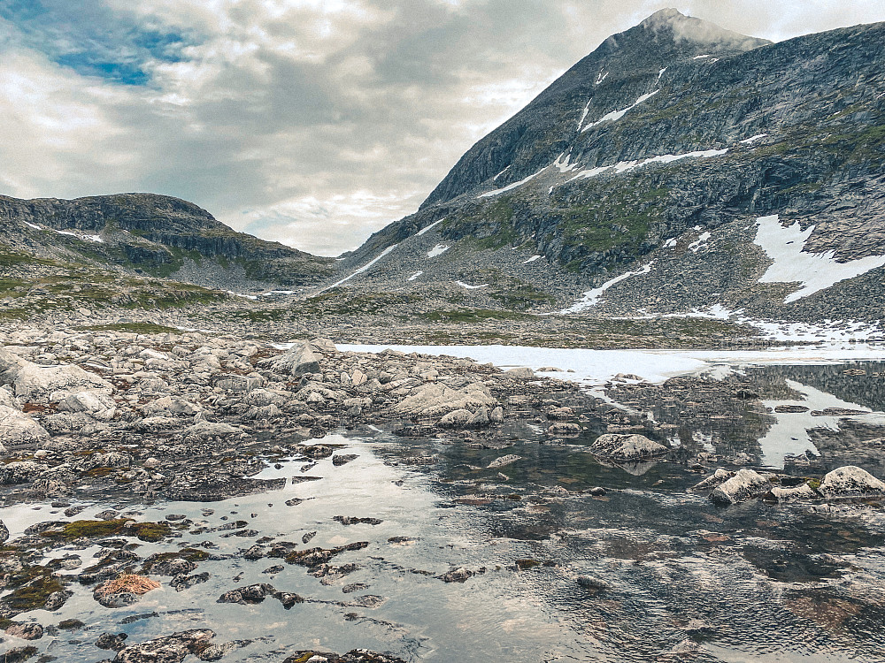 Påfyll av vatn ved Nordåbotnvatna. På mange måtar eit spektakulært område av Trollheimen, der ein er langt frå folk i alle himmelretningar. Lyden av absolutt ingenting er ein av mange gleder med ferdsel til fjells