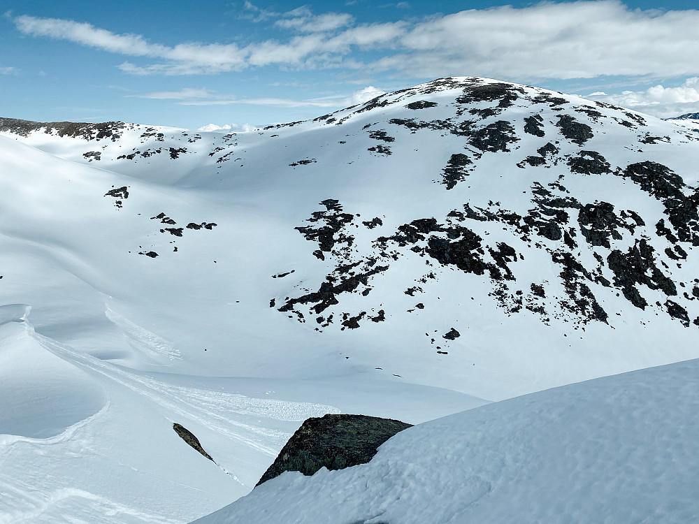 Ein skiløpar nede i dalen inn mot Neådalssnota. Store forhold i hjertet av Trollheimen