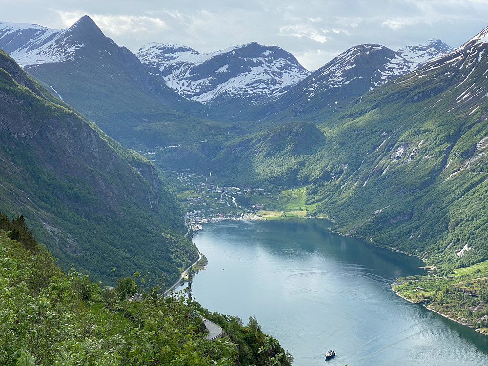 Løypa sett frå Ørnesvingen. Start i sentrum, og målgang på toppen av Dalsnibba, midt i biletet.