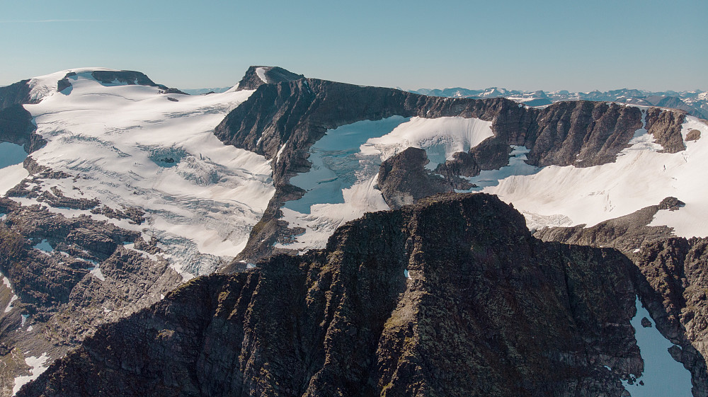 Toppen på Hesten sett frå nord, med Kongskrona og Dronningkrona bak. Flottare utsiktspunkt mot "Nordmøres Vallée Blanche" er det vanskeleg å finne