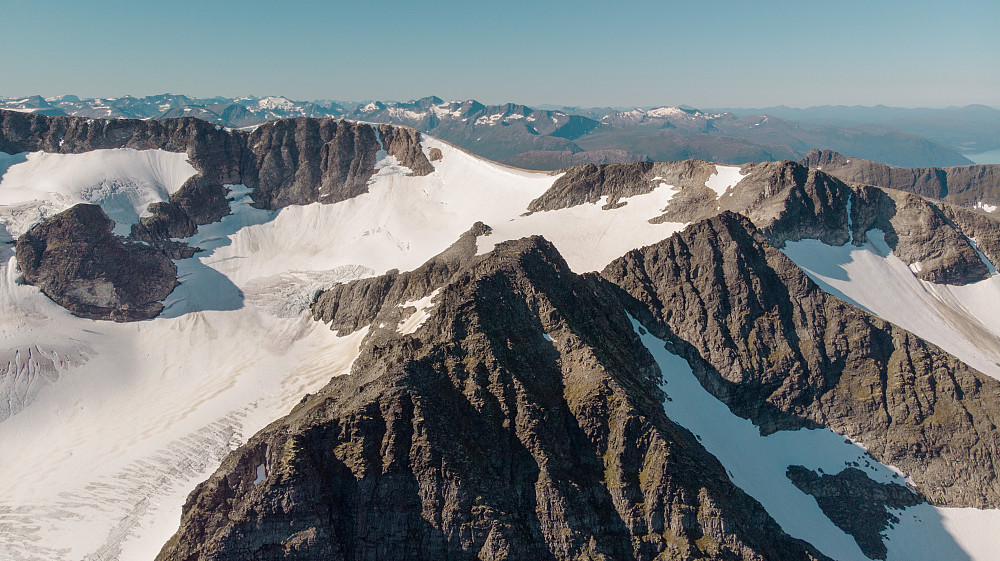 Dagens toppar på rekke og rad, omslutta av Vinnubreen som stadig blir mindre, men framleis er ganske stor.