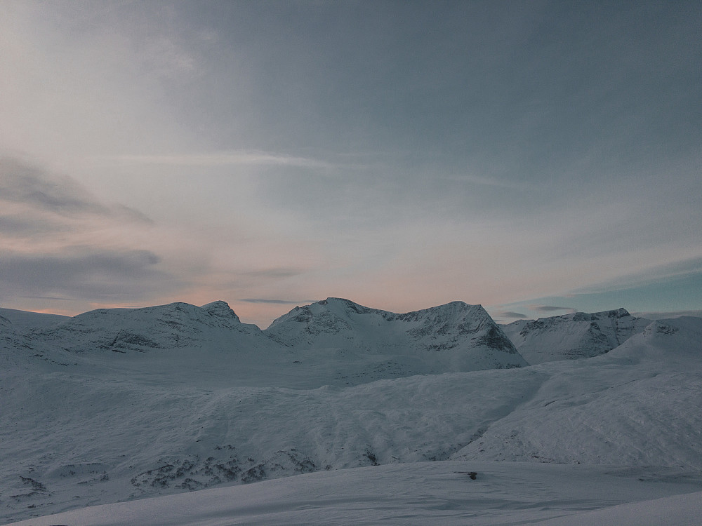 Kremtoppar innerst i Innerdalen i vakkert novemberlys